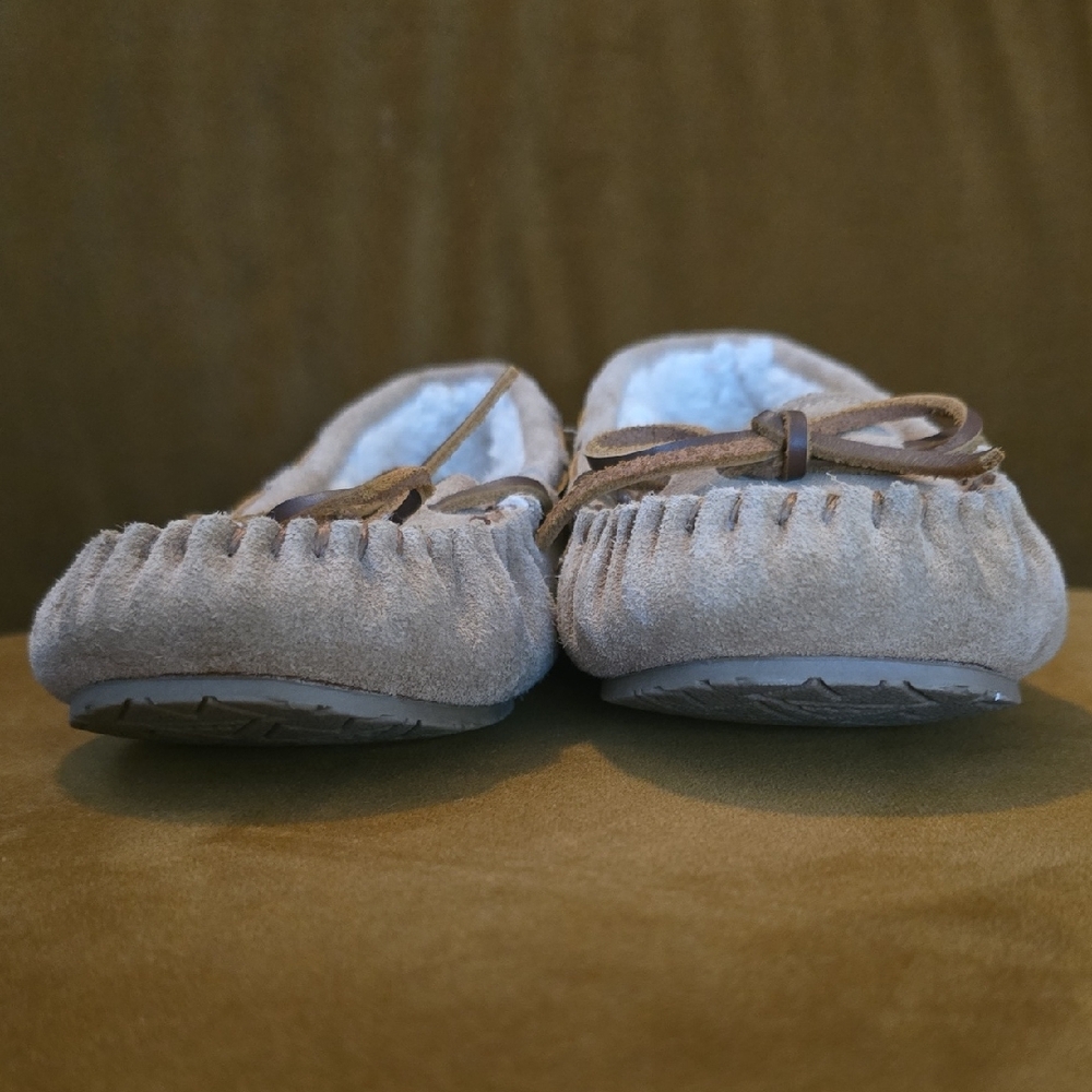Minnetonka Girl's Suede Moccasins with Bow - Picture 3 of 3